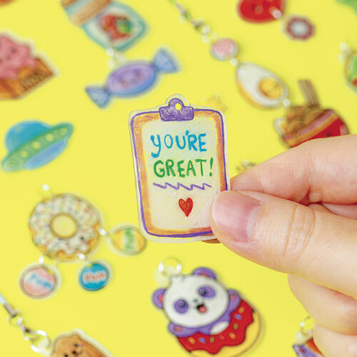 Klutz: Color and Shrink Charms Kawaii Style - Book & Creative Kit - Klutz: حُلي ألوان وتصغير على الطراز اللطيف (Kawaii Style) - كتاب ومجموعة إبداعية