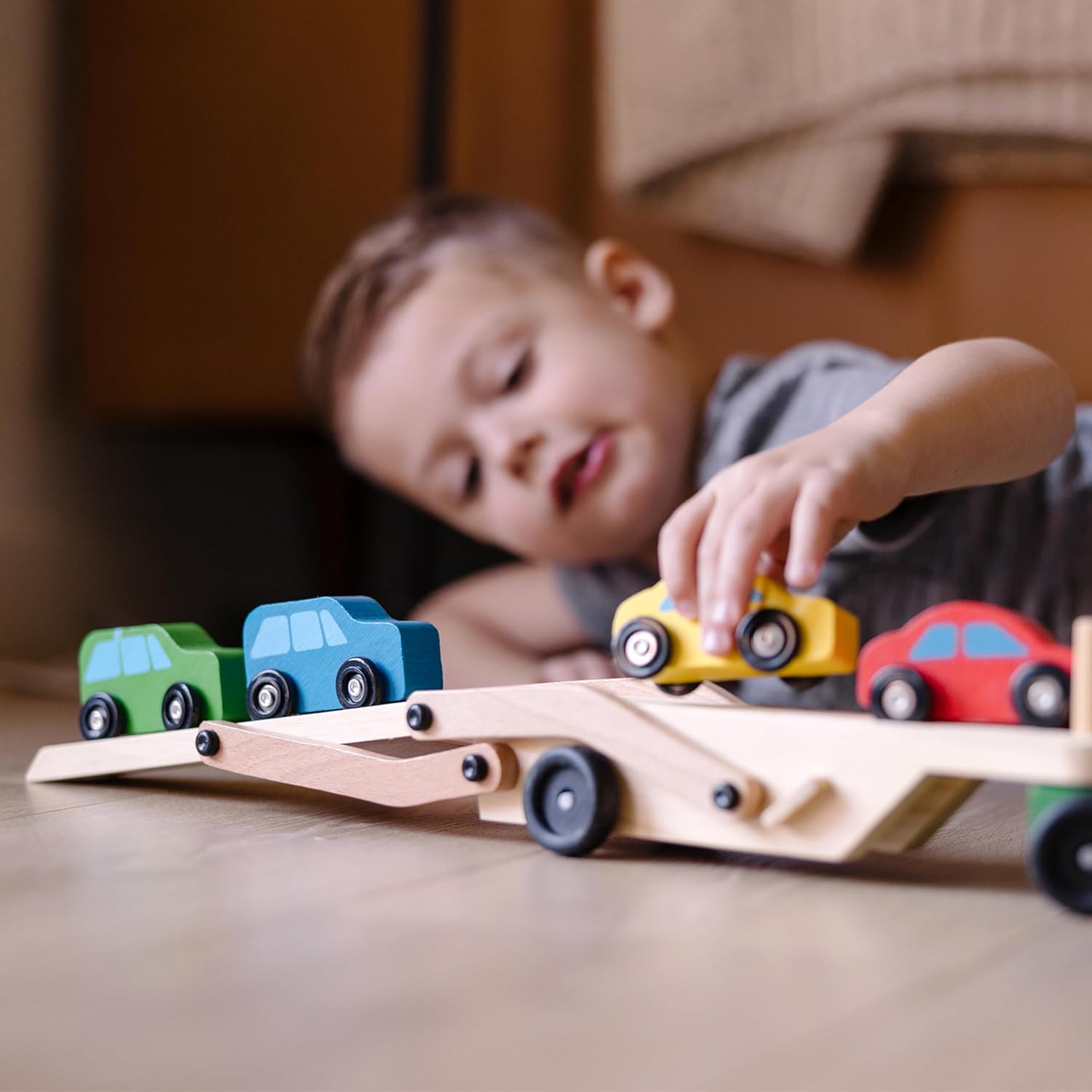 Melissa & Doug Wooden Classic Toy - Car Carrier Truck and Cars Wooden Toy Set with 1 Truck and 4 Cars - لعبة خشبية كلاسيكية من ميليسا اند دوج - توازن قوس قزح