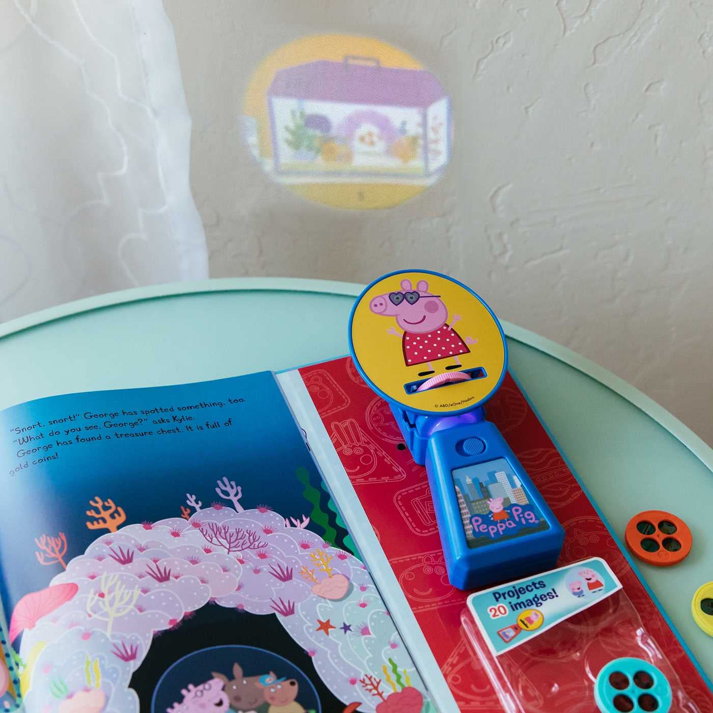 Peppa Pig: Peppa's Travel Adventures - Movie Theater Storybook & Movie Projector - Peppa Pig: Peppa's Travel Adventures - كتاب قصص سينمائي وجهاز عرض أفلام