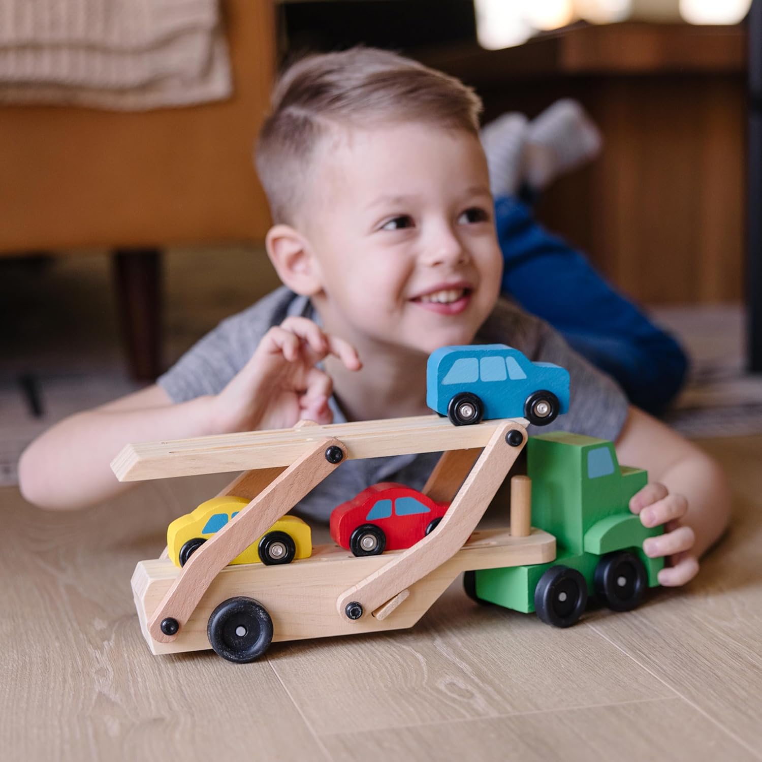 Melissa & Doug Wooden Classic Toy - Car Carrier Truck and Cars Wooden Toy Set with 1 Truck and 4 Cars - لعبة خشبية كلاسيكية من ميليسا اند دوج - توازن قوس قزح