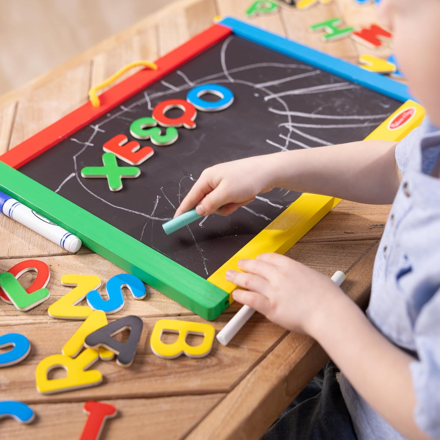 Melissa & Doug: Wooden Magnets Chalkboard & Dry-Erase Board - ميليسا آند دوج 52 مغناطيسًا خشبيًا للأحرف الأبجدية في صندوق - حروف كبيرة وصغيرة