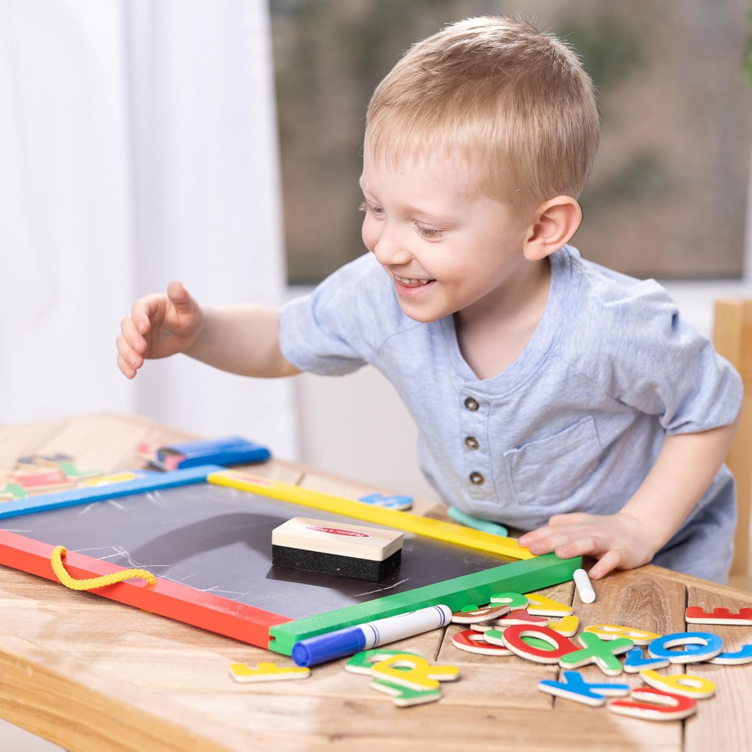 Melissa & Doug: Wooden Magnets Chalkboard & Dry-Erase Board - ميليسا آند دوج 52 مغناطيسًا خشبيًا للأحرف الأبجدية في صندوق - حروف كبيرة وصغيرة