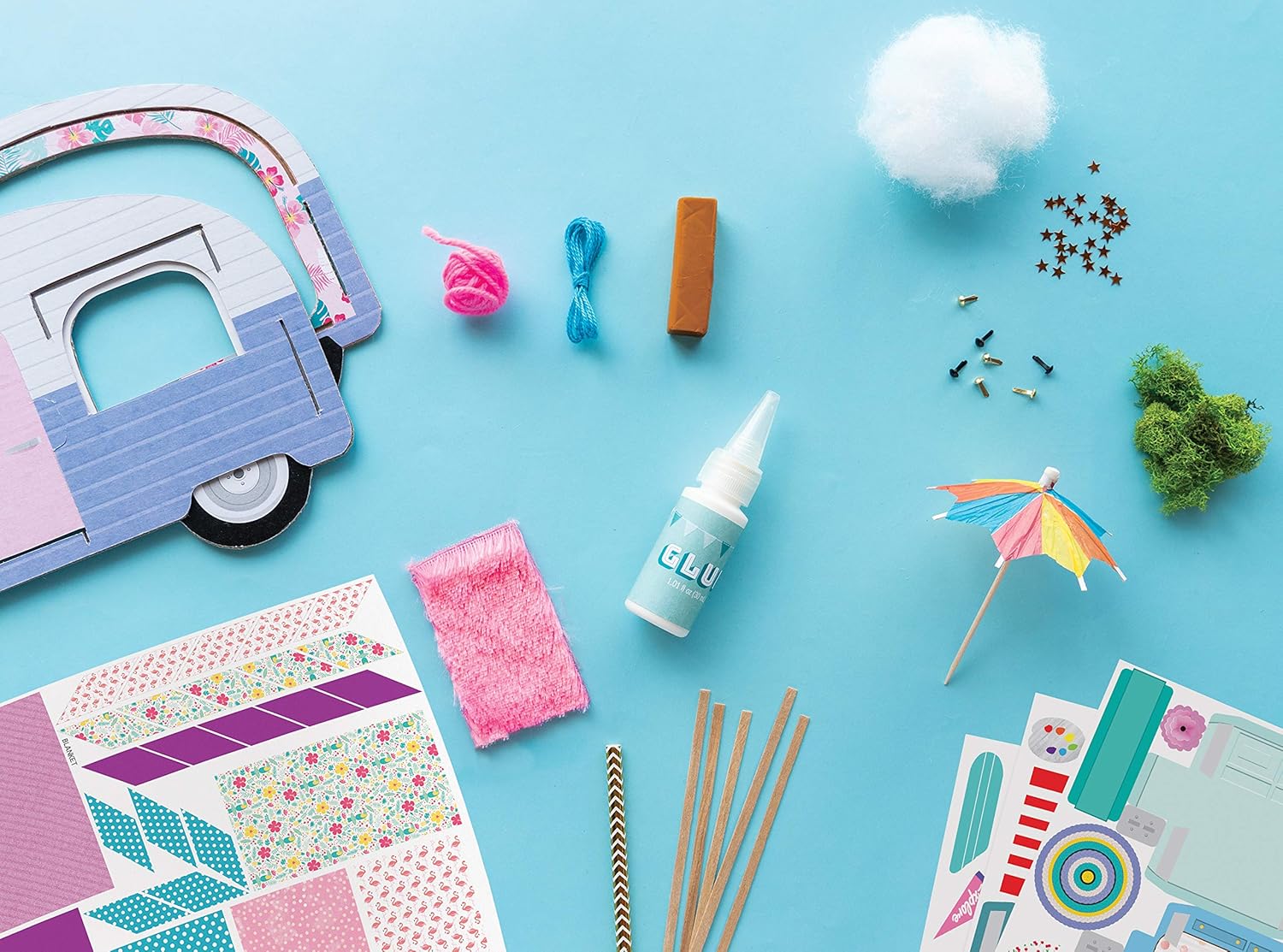 Klutz: Make Your Own Tiny Camper - Craft a miniature glamping getaway! - Book & Activity Kit - Klutz: اصنع بنفسك عربة تخييم صغيرة - اصنع مخيمًا مصغرًا فاخرًا! - كتاب ومجموعة أنشطة