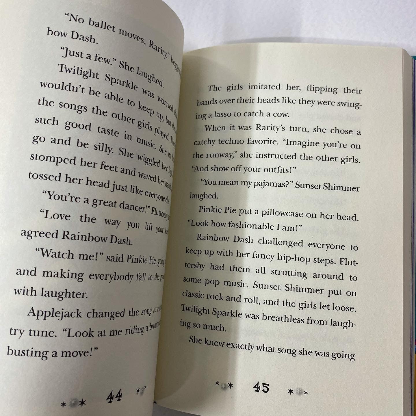 My Little Pony - Equestria Girls - Twilight's Sparkly Sleepover Surprise - Spectrawide Bookstore